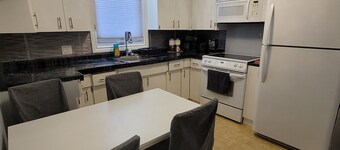 Northside Comfort 2 !!! Pet Friendly Budget Rental Close to HSC and The Forks