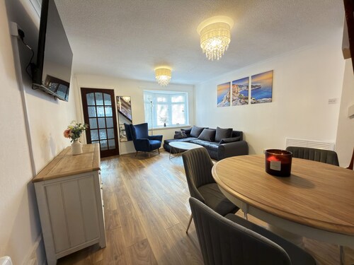 Birmingham City Centre Modern 2-Bed House with Free Parking Near Broad Street