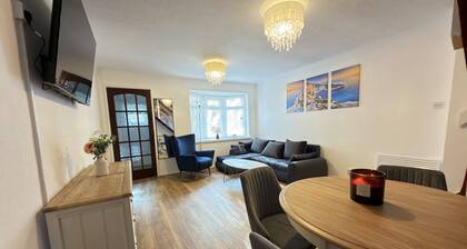 Birmingham City Centre Modern 2-Bed House with Free Parking Near Broad Street