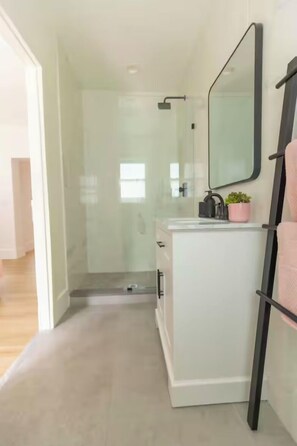 Shower, towels, soap, toilet paper - Mediterranean-style Home Near Design District With a Pool! (Miami)