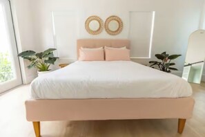 Room - Mediterranean-style Home Near Design District With a Pool! (Miami)