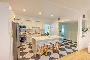 Microwave, oven, stovetop, dishwasher - Mediterranean-style Home Near Design District With a Pool! (Miami)