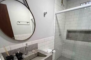 Shower, towels, soap, toilet paper - House in Maragogi, facing the Moses Trail. (Barra Grande)