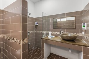 Towels, soap, toilet paper - La Limonera – 10 Bdrm Boutique Villa in Jaco Beach (Jacó)