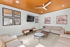 Living area - La Limonera – 10 Bdrm Boutique Villa in Jaco Beach (Jacó)