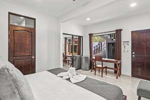 10 bedrooms, iron/ironing board, Internet, bed sheets - La Limonera – 10 Bdrm Boutique Villa in Jaco Beach (Jacó)