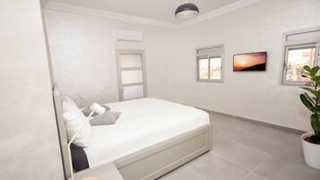 Iron/ironing board, WiFi, bed sheets