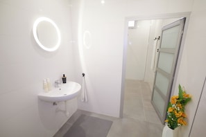 Dusche, Haartrockner, Handtücher, Toilettenpapier