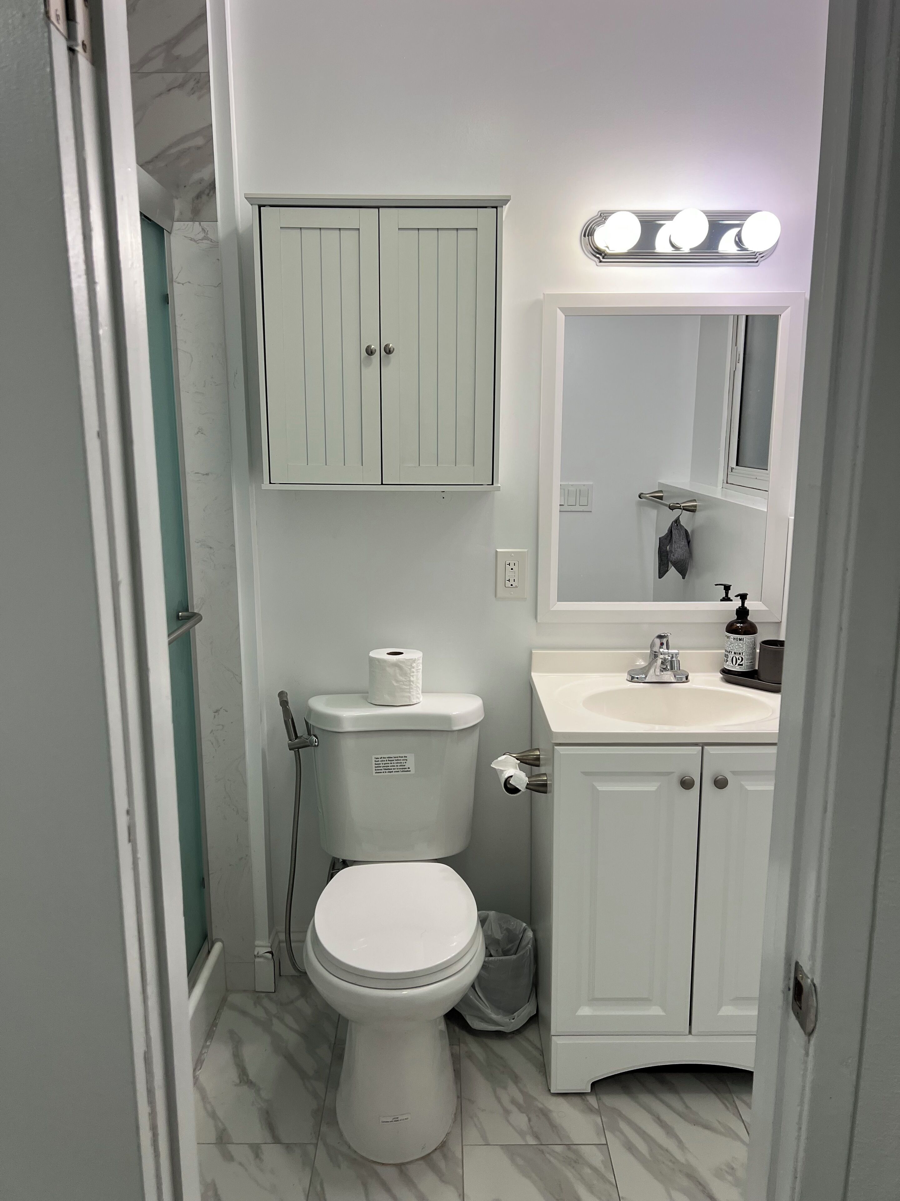 Dusche, Bidet, Seife, Toilettenpapier
