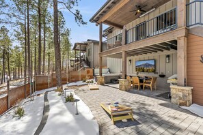 Outdoor dining - NEW! | Single-Level | Hot Tub | AC | Int Design (Flagstaff)