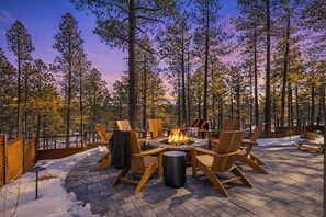 Outdoor dining - NEW! | Single-Level | Hot Tub | AC | Int Design (Flagstaff)