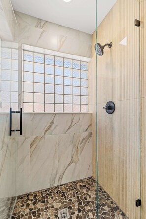 Een douche, een haardroger, handdoeken, shampoo