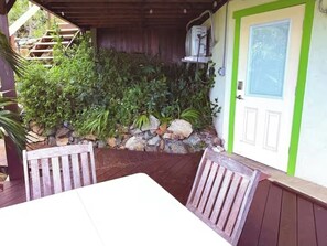 Outdoor dining - Magical Coral Bay Suite with Stunning Ocean Views A/C close to Beaches, shops  (Coral Bay)