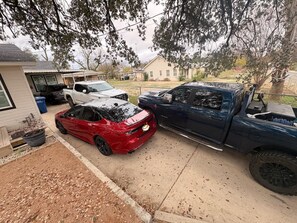 Property grounds - Oak Canopy Cottage, Near Downtown, Lackland, & More (San Antonio)