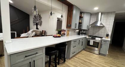 Oak Canopy Cottage, Near Downtown, Lackland, & More