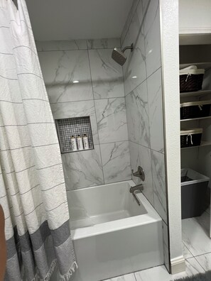 Douche, sèche-cheveux, serviettes fournies, savon