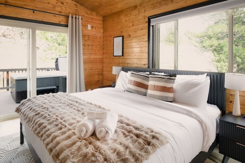 Red Rocks Gather - Hot tub, sauna, cinema & views