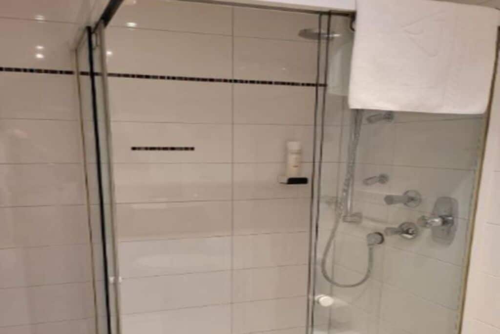 Chuveiro, secador de cabelo, toalhas de banho, sabonete