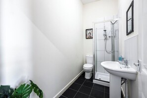 Bathroom - Bright Upper-Floor Suite · Private Bath· Sleeps 4 (Nottingham)