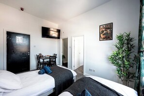 Room - Bright Upper-Floor Suite · Private Bath· Sleeps 4 (Nottingham)