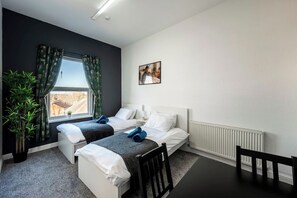 Room - Bright Upper-Floor Suite · Private Bath· Sleeps 4 (Nottingham)