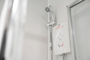 Bathroom - En-Suite Room | Super King | Easy City Access (Nottingham)