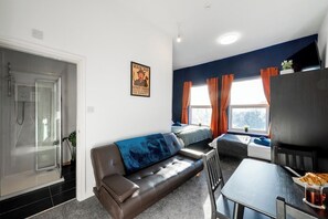 Living area - En-Suite Room | Super King | Easy City Access (Nottingham)
