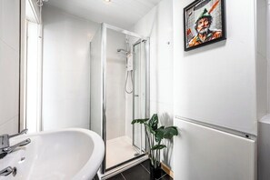Bathroom - En-Suite Room | Super King | Easy City Access (Nottingham)