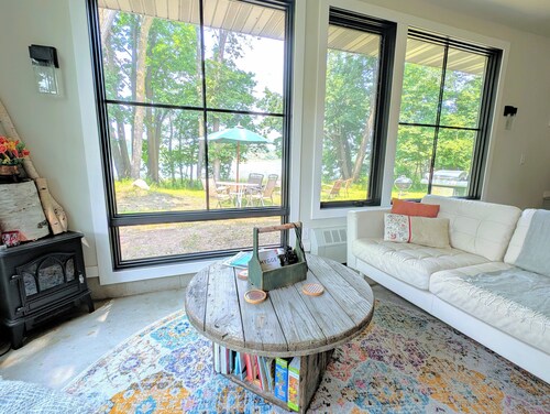 Tranquil Lakefront Hygge Bee Cabin
