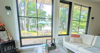 Tranquil Lakefront Hygge Bee Cabin