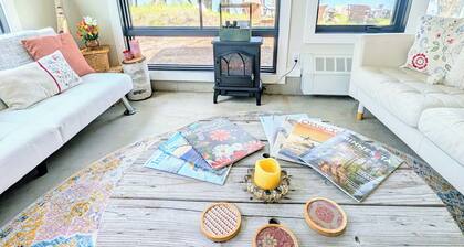 Tranquil Lakefront Hygge Bee Cabin
