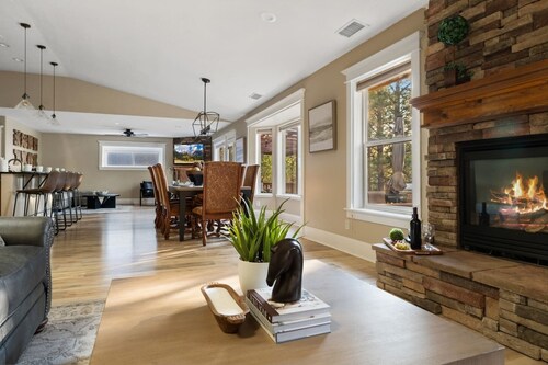 *Fenced Yard*Game room*Firepit* Near Forest Edge*