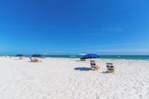 On the beach - Horizon 22 - Beach, Pool, Dining, Fun (Gulf Shores)