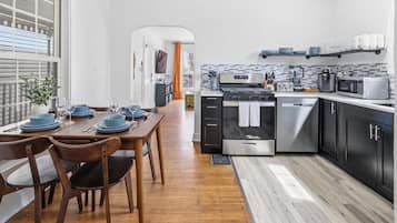 Refrigerador, microondas, parrilla de estufa y cafetera y tetera