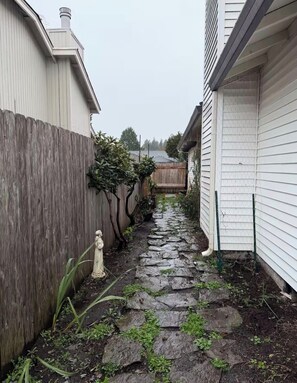 Property grounds - Spacious Vancouver Home near PDX, Shopping & I-205 (Vancouver)