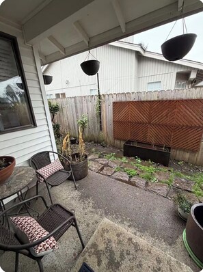Terrace/patio - Spacious Vancouver Home near PDX, Shopping & I-205 (Vancouver)