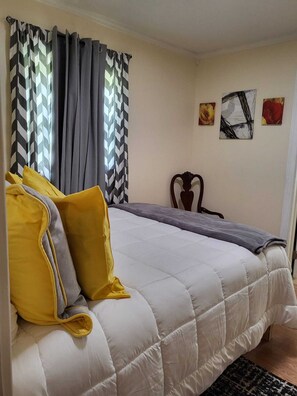 Tabla de planchar con plancha, wifi y ropa de cama 