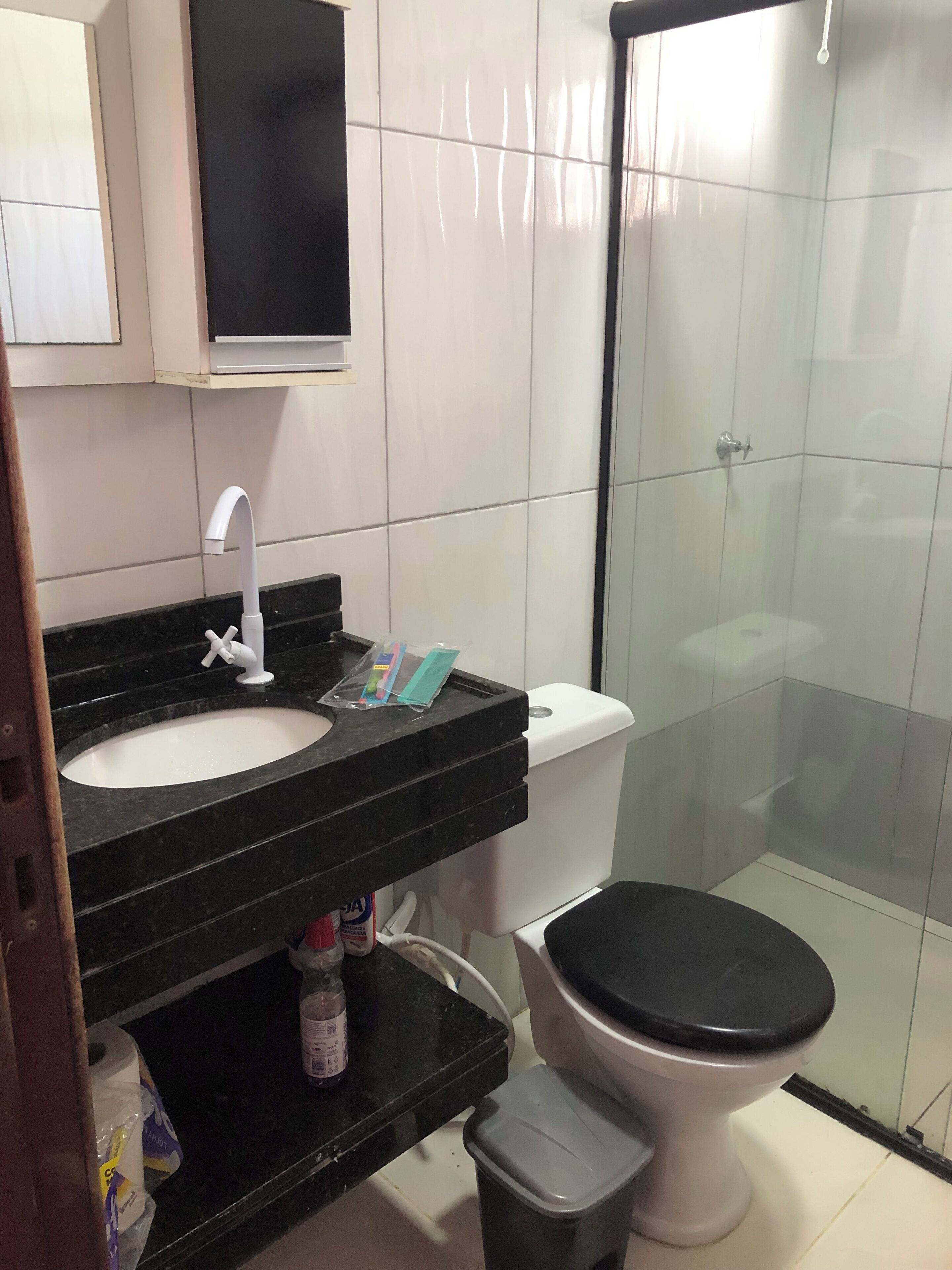Douche, serviettes fournies, savon, papier toilette
