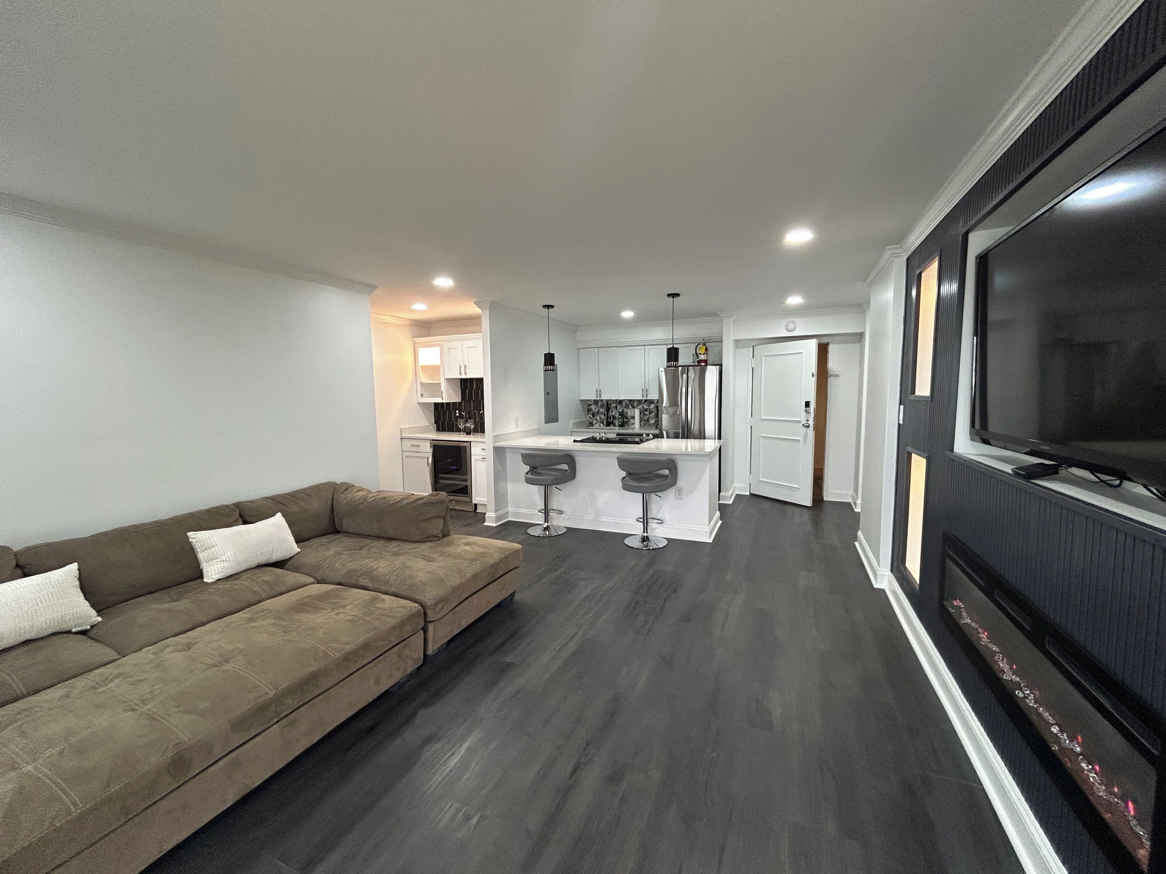TV, fireplace