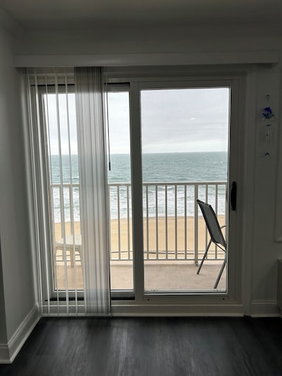 Cozy 2-bedroom condo in quaint Virginia Beach with AC and gym