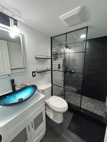 Cozy 2-bedroom condo in quaint Virginia Beach with AC and gym