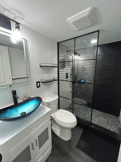 Cozy 2-bedroom condo in quaint Virginia Beach with AC and gym
