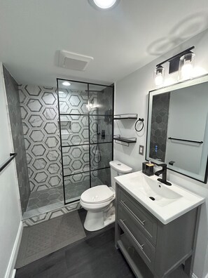 Shower, hair dryer, towels, soap - Cozy 2-bedroom condo in quaint Virginia Beach with AC and gym (Virginia Beach)