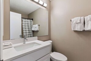 Shower, hair dryer, towels, shampoo - Folly and Tide - Pool! (St. Simons Island)