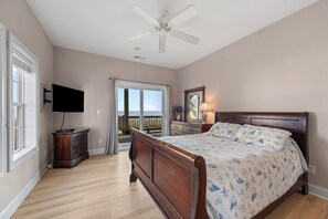 Free WiFi, bed sheets - 'A Sunny Delight - 6BR - Oceanfront - Sleeps 15 (North Topsail Beach)