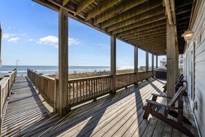 Terrace/patio - 'A Sunny Delight - 6BR - Oceanfront - Sleeps 15 (North Topsail Beach)
