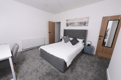 Spacious 6-Guest Retreat with Pool Table