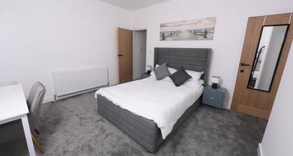 Spacious 6-Guest Retreat with Pool Table