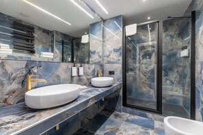 Doppia Superior | Bagno | Doccia, asciugacapelli, pantofole, asciugamani