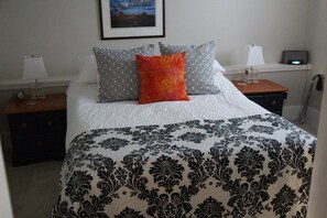 Iron/ironing board, Internet, bed sheets - Rebekah and Malcolm's Garden Suite (Vancouver)